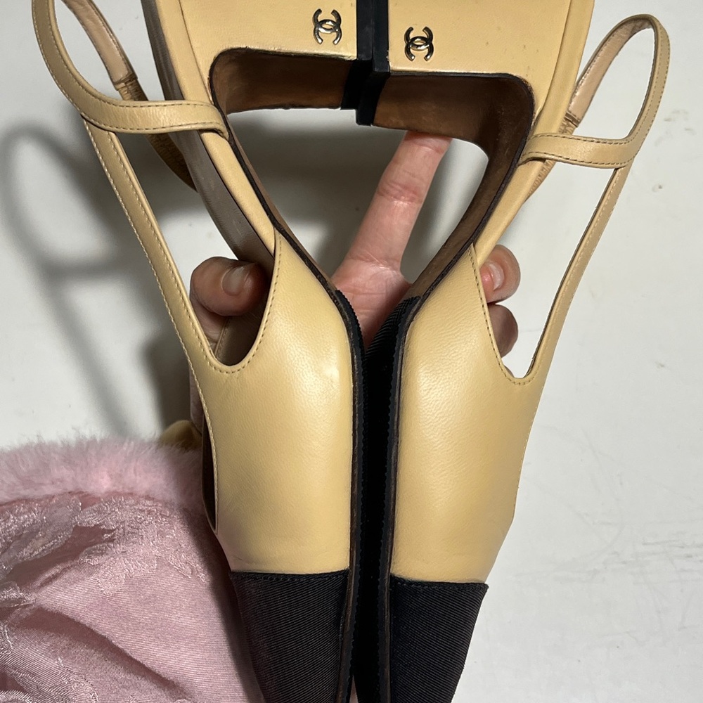 CHANEL Two-Tone Beige and Black Heels - Picture 5 of 10